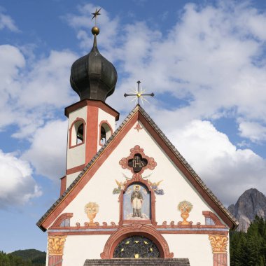 Odle Dağları 'nın önündeki St. John Kilisesi Funes Vadisi, Dolomitler, İtalya