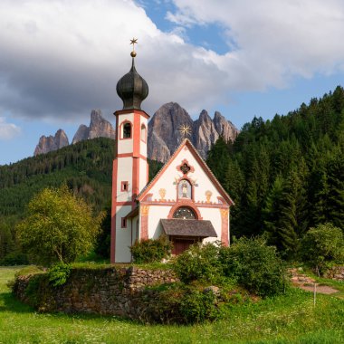 Odle Dağları 'nın önündeki St. John Kilisesi Funes Vadisi, Dolomitler, İtalya