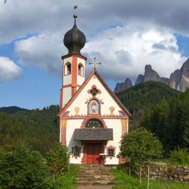 Odle Dağları 'nın önündeki St. John Kilisesi Funes Vadisi, Dolomitler, İtalya