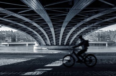 Köprünün altındaki bisikletçi, Lyon, Fransa