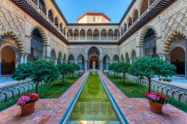 İspanya, Sevilla Kraliyet Alcazar avlusunda.