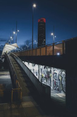 SEVILLE, İspanya - 25 Aralık 2024: Arka planda Sevilla Kulesi (İspanyolca: Torre Sevilla) ile şehir silueti manzarası. İspanya, Seville 'deki ofis gökdeleninde..