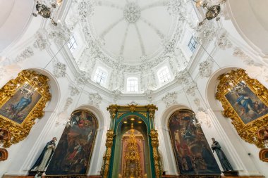 CORDOBA, İspanya - 24 Aralık 2024: Cordoba, İspanya 'daki Mezquita Katedrali' nde süs sanatı. Eski bir Büyük Cami 'ye dönüştürülen katedral, UNESCO' nun Dünya Mirası Alanıdır..