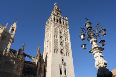 Sevilla 'daki ünlü katedralde Giralda Kulesi, İspanya