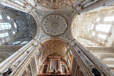 CORDOBA, İspanya - 24 Aralık 2024: Cordoba, İspanya 'daki Mezquita Katedrali' nde süs sanatı. Eski bir Büyük Cami 'ye dönüştürülen katedral, UNESCO' nun Dünya Mirası Alanıdır..