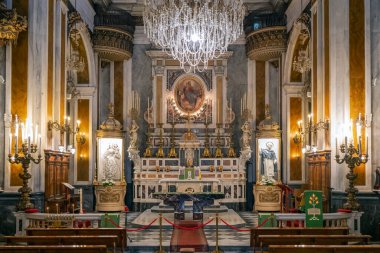 BARI, İtalya - 18 Ekim 2024: Bari, Puglia, İtalya 'daki kilisenin içi.