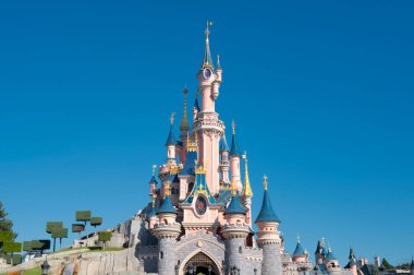 Paris, Fransa, 11 Mayıs 2025: Fransa 'nın Disneyland şehrindeki ünlü şato.