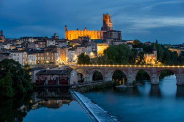 Gece ünlü Albi kasabası, Fransa, Avrupa