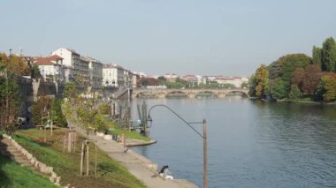 TURIN, İtalya - CIRCA ECTOBER 2022: Fiume Po Çevirisi Po Nehri