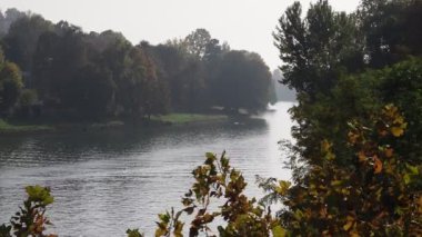 Nehir suyunun akışının panoramik görüntüsü, insan yok.