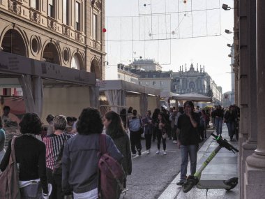 TURIN, İTALYA - CRCA ECTOBER 2022: Cioccolato Çikolata Fuarı 'nda İnsanlar