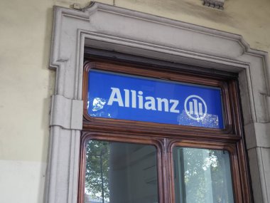 TURIN, İTALYA - CRCA ECTOBER 2022: Allianz mağaza önü tabelası