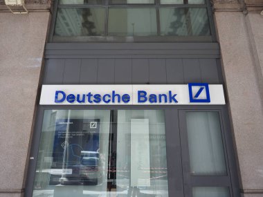 TURIN, İTALYA - CIRCA EPTEMBER 2022: Deutsche Bank mağaza önü tabelası