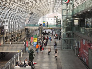 TURIN, İTALYA - CRCA ECTOBER 2022: Torino Susa Demiryolu İstasyonu