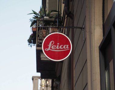 TURIN, İTALYA - CRCA ECTOBER 2022: Leica mağaza önü tabelası