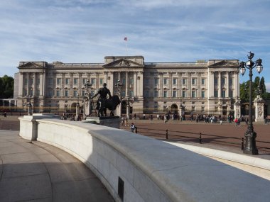LONDON, İngiltere - CRCA ECTOBER 2022 Buckingham Sarayı