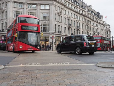 LONDON, İngiltere - CIRCA ECTOBER 2022: Oxford Sirki 'nde taksi ve otobüs