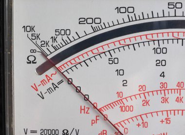 voltaj direnci ve akımı ölçmek için klasik analog çokölçer görüntüleme