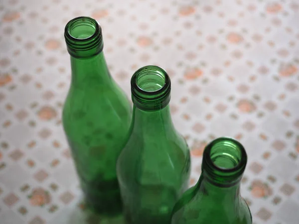Три Пустых Бутылки Зеленого Вина Столе Копировальным Местом — стоковое фото
