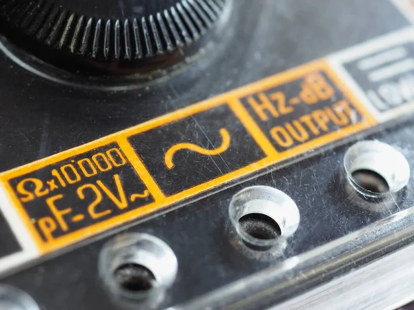 Elektrische Symbolen Een Vintage Analoog Multimeter Meetinstrument — Stockfoto