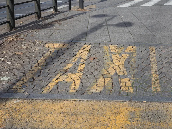 通りの床に描かれたタクシー標識 — ストック写真