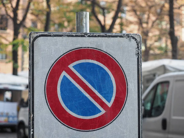 Χωρίς Πινακίδα Κυκλοφορίας Στάθμευσης Πάνω Από Θολό Φόντο — Φωτογραφία Αρχείου
