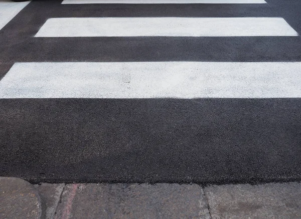 斑马横越新油漆的交通标志警告标志 — 图库照片