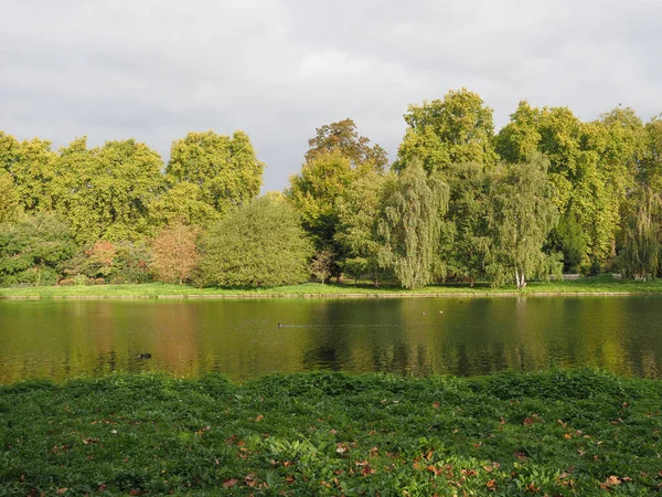 ロンドンのセント ジェームズ公園の眺め — ストック写真