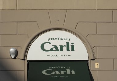 TURIN, İTALYA - CRCA ECTOBER 2022: Olio Carli mağaza önü tabelası