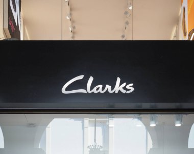 TURIN, İTALYA - CIRCA Eylül 2022 Clarks mağaza önü işareti