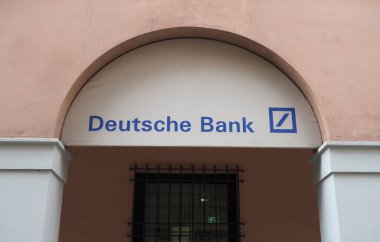 BOLOGNA, İTALYA - CIRCA Eylül 2022: Deutsche Bank mağaza önü