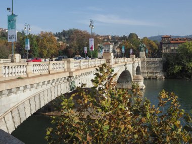 TURIN, İTALYA - CRCA ECTOBER 2022: Ponte Umberto I over River Po