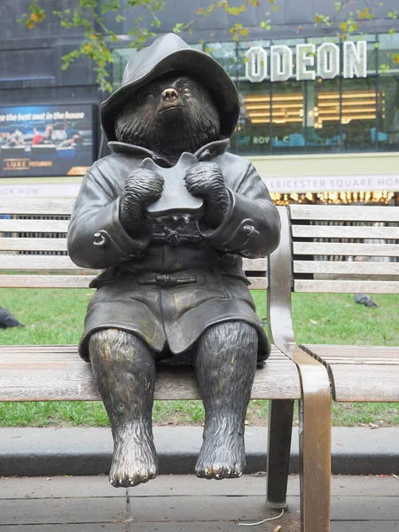 Circa October 2022 莱斯特广场的帕丁顿熊雕像 — 图库照片