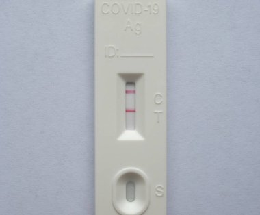 Pozitif Covid 19 antijen hızlı test örneği