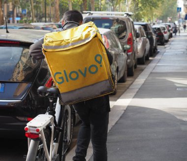 TURIN, İTALYA - CRCA ECTOBER 2022: Bisikletli Glovo yemek dağıtım elemanı