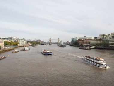 LONDON, İngiltere - CIRCA ECTOBER 2022: Tower Bridge ve HMS Belfast gemisi de dahil olmak üzere Thames Nehri 'nin panoramik görüntüsü
