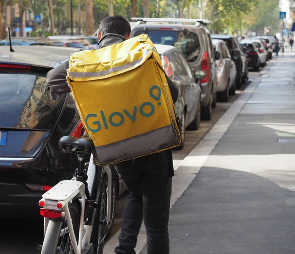 TURIN, İTALYA - CRCA ECTOBER 2022: Bisikletli Glovo yemek dağıtım elemanı