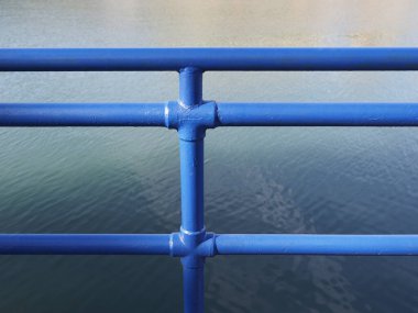 Nehir kıyısında mavi metal çit