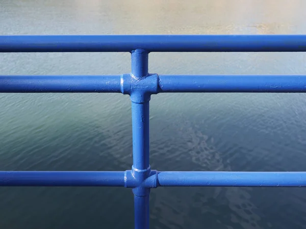 Blauer Metallzaun Flussufer — Stockfoto