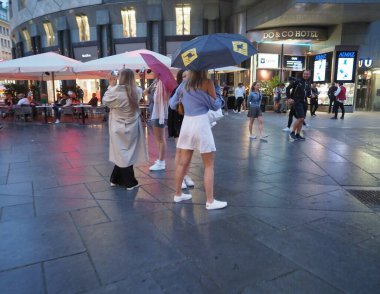 VIENNA, AUSTRIA - CIRCA AĞUSTOS 2022: Stephansplatz çevirisi St Stephen Katedrali Meydanı