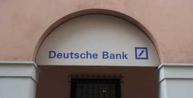 BOLOGNA, İTALYA - CIRCA Eylül 2022: Deutsche Bank mağaza önü