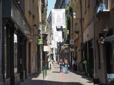 TURIN, İTALYA - CIRCA EPTEMBER 2022: Contrada Guardinfanti tarihi ortaçağ sokaklarında insanlar