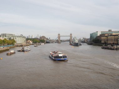 LONDON, İngiltere - CIRCA ECTOBER 2022: Tower Bridge ve HMS Belfast gemisi de dahil olmak üzere Thames Nehri 'nin panoramik görüntüsü
