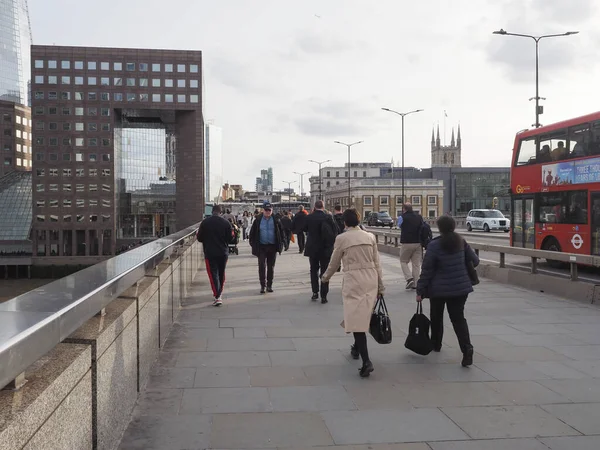 Londen Circa Oktober 2022 Mensen Die London Bridge Theems Oversteken — Stockfoto