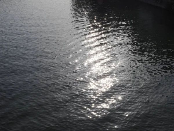 有反射太阳光作为背景的水面 — 图库照片