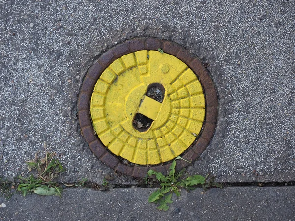 Detail Eines Gelben Gullideckels Der Straße — Stockfoto