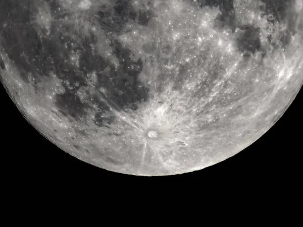 用天文望远镜看到的满月 — 图库照片