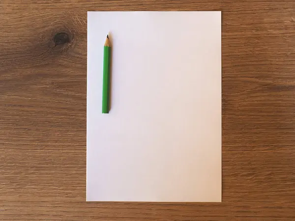 Zielony Ołówek Białym Papierze Drewnianym Pulpicie Miejscem Kopiowania — Zdjęcie stockowe