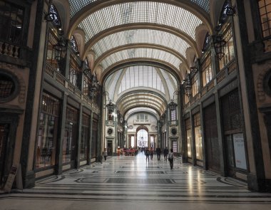 TURIN, İTALYA - CIRCA Eylül 2022: Galleria San Federico Atari Salonu