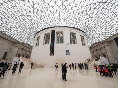 LONDON, İngiltere - CIRCA ECTOBER 2022: Mimar Lord Norman Foster tarafından tasarlanan British Museum 'daki Büyük Mahkeme' deki insanlar